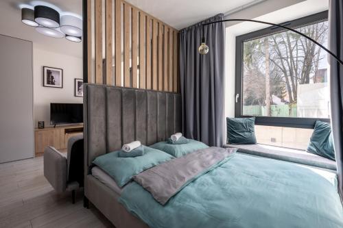 - une chambre avec un lit et 2 serviettes dans l'établissement Apartment EDIAS, à Banská Bystrica