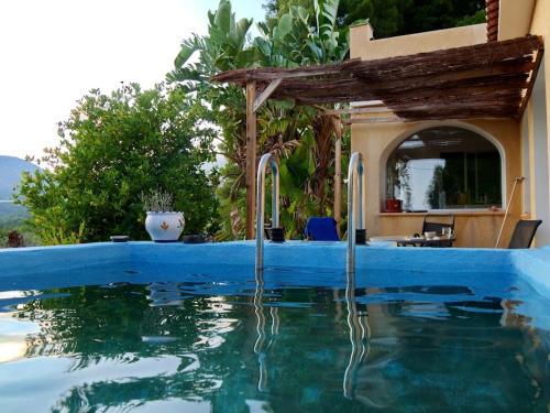 una piscina con agua saliendo de ella en Finca Caracol, en Bolulla