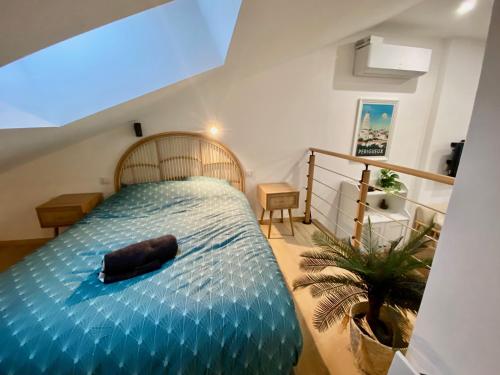 une chambre avec un grand lit avec des draps bleus dans l'établissement Le LOFT du CENTRE HISTORIQUE, à Périgueux