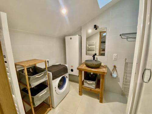 - une buanderie avec un lave-linge et un évier dans l'établissement Le LOFT du CENTRE HISTORIQUE, à Périgueux