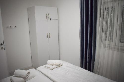 1 dormitorio con 1 cama con 2 toallas en Amal en Mostar