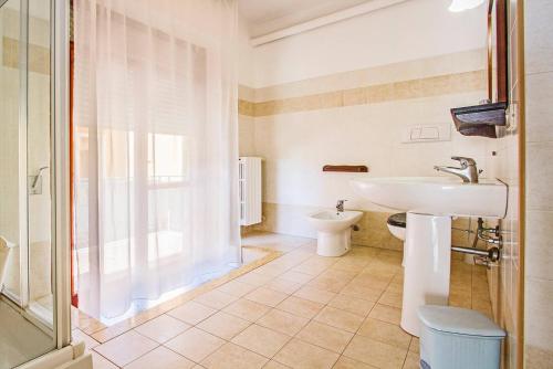 Mammasisi Rooms في ليتشي: حمام مع حوض ومرحاض