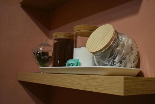 una estantería de madera con botellas encima en Cosy Apartment in Senglea, en Senglea