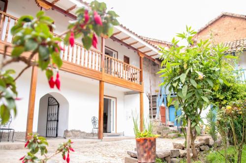 un patio de una casa con balcón en QORI, apartamento nuevo Centro Histórico de Cusco, Cuesta San Blas 561, en Cusco