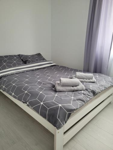 een bed met twee kussens in een slaapkamer bij Apartament Mistral in Krakau