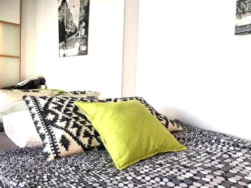 ein Schlafzimmer mit einem Bett mit Kissen darauf in der Unterkunft Kamppi Sweet Studio 07 in Helsinki