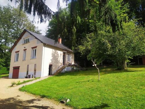 uma casa branca num quintal com uma árvore em Lac des Settons - Gîte 3* La Grignette em Moux-en-Morvan