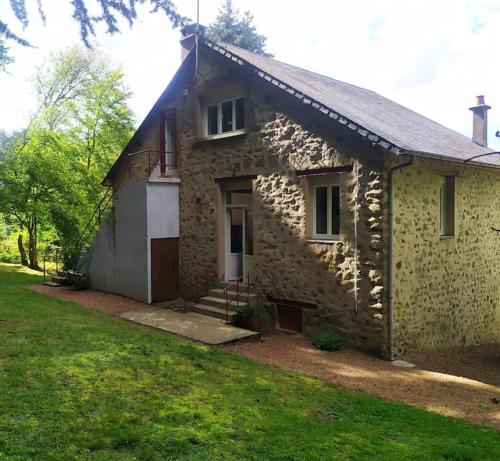 uma casa de pedra com uma porta e um jardim de relva em Lac des Settons - Gîte 3* La Grignette em Moux-en-Morvan