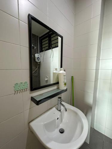 Bilik mandi di Plazio 1 Bedroom & Studio