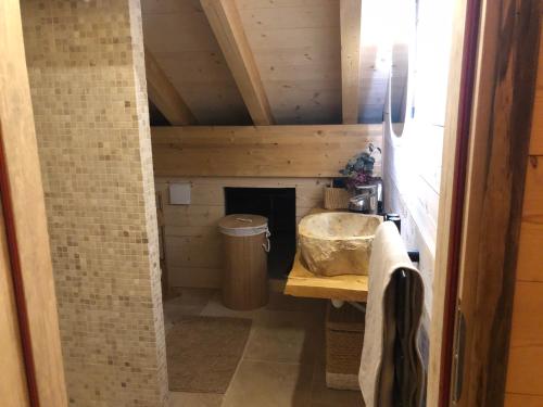 baño con lavabo y chimenea en chalet KAMS de luxe devoluy, en Le Dévoluy