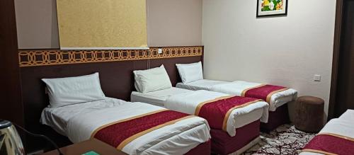a hotel room with two beds in a room at فندق لؤلؤة نور توصيل مجاني للحرم 24 ساعة in Az Zāhir