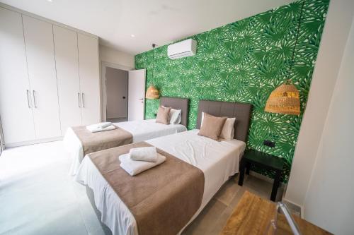 Grand House - Private Outdoor Jacuzzi - Sleeps 6