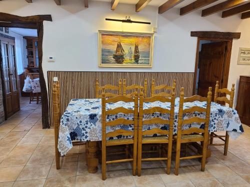 mesa de comedor con mantel azul y blanco en La Casona de Picoverde en Cóbreces