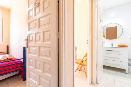 uma porta que dá acesso a um quarto com uma casa de banho em TRA9-CASA con BARBACOA, PISCINA comunitaria en verano, 5 min en coche del MAR y el CENTRO em Empuriabrava