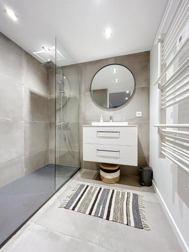 une salle de bain avec un lavabo et un miroir dans l'établissement Zoé T3 Victor Hugo Clim Hypercentre, à Grenoble
