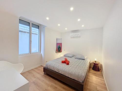 une chambre avec un lit et une fenêtre dans l'établissement Zoé T3 Victor Hugo Clim Hypercentre, à Grenoble