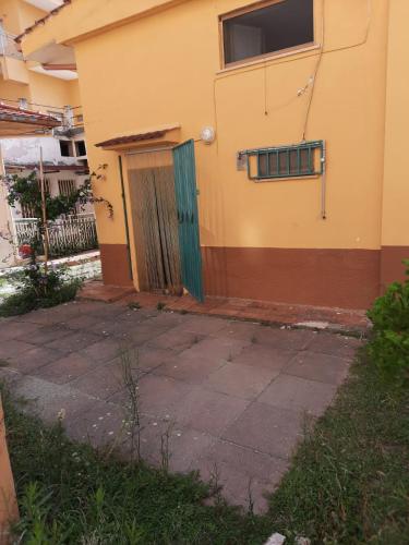 un edificio con una puerta y una ventana en él en Casa mare a 200 m, en Cosenza