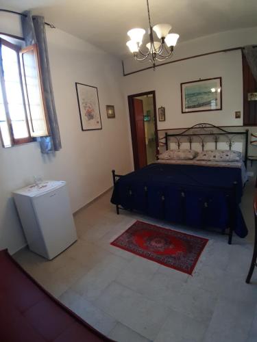 um quarto com uma cama azul num quarto em B&b La Palma em Sferracavallo