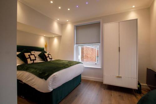 ウェイマスにあるSmart Tvself Check-in2mins To Weymouth Beachのベッドと窓のある寝室