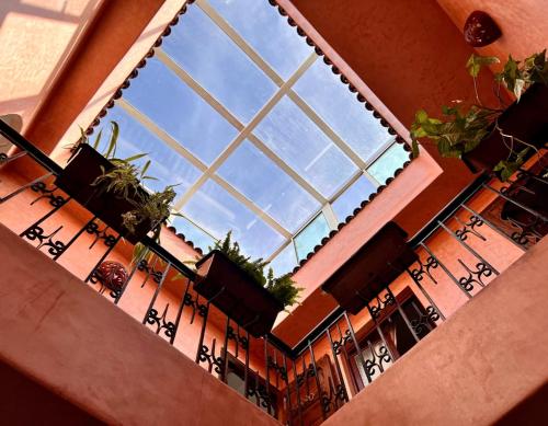 un balcone con finestra e piante di Riad de charme - la perle des Oudayas a Rabat