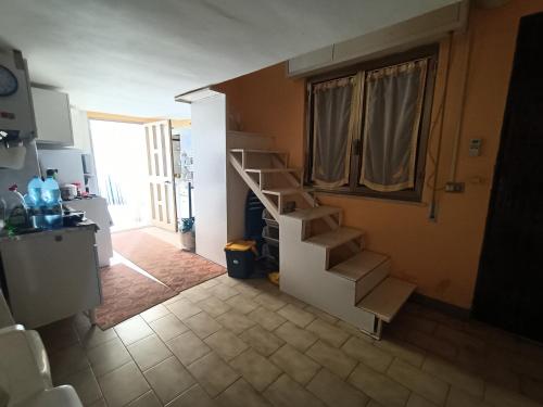 cocina con escalera en una habitación en Casa mare a 200 m, en Cosenza