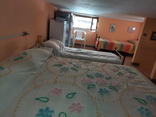 Un dormitorio con una cama con una colcha con flores. en Casa mare a 200 m, en Cosenza