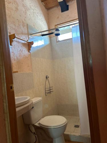 uma pequena casa de banho com WC e lavatório em CasaDolomiti Coban Guest House em Cobán