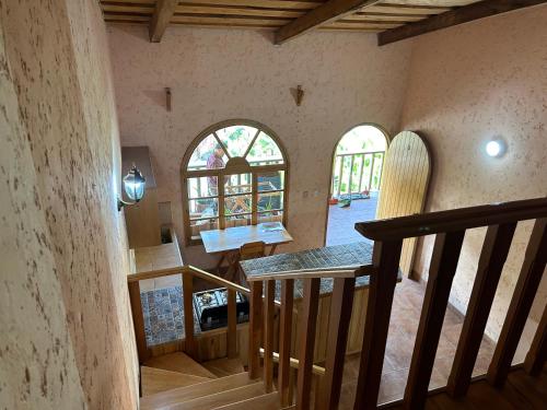 una vista aérea de una habitación con una escalera y una casa en CasaDolomiti Coban Guest House en Cobán