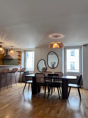 - une salle à manger avec une table, des chaises et des miroirs dans l'établissement Grand Appartement ultra moderne Plein Centre, plage à pieds, avec parking, à Concarneau
