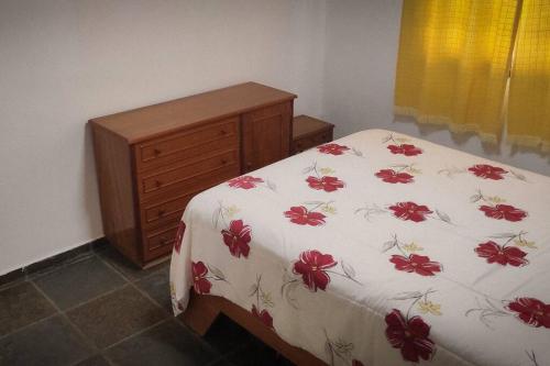 ein Schlafzimmer mit einem Bett und einer Kommode in der Unterkunft Mansão do Picão in Rio de Janeiro