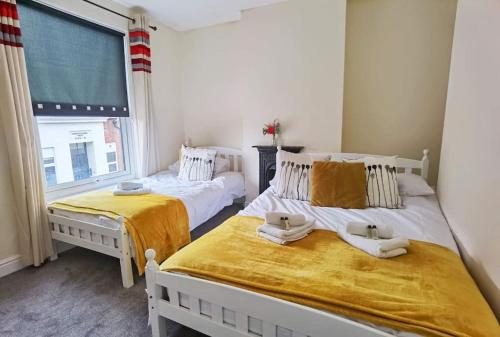 سرير أو أسرّة في غرفة في Kenrick Street Affordable Convenient 2 Bedroom House Central Location Sleeps 6 NG4 Postcode