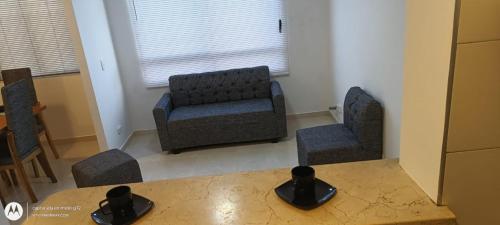 sala de estar con silla y mesa en Como en casa, en Barranquilla