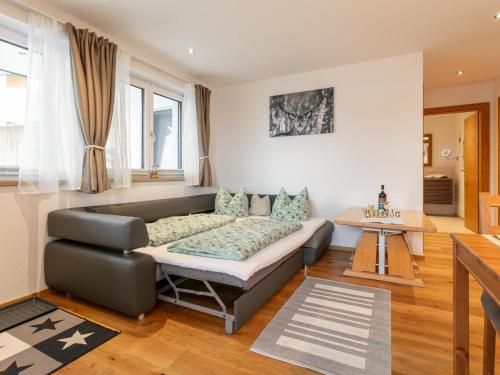 uma sala de estar com um sofá e uma mesa em Ralser em Hopfgarten im Brixental