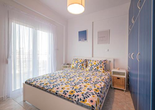 a bedroom with a bed and a window at 1-bedroom 500m away from the beach in Kallithea Halkidikis
