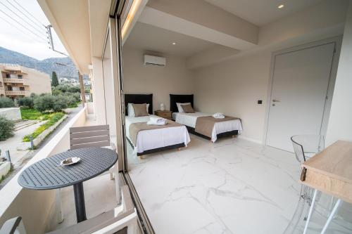 een slaapkamer met 2 bedden en een balkon bij Imperial House - Hersonissos Center - Sleeps 8 in Chersonissos