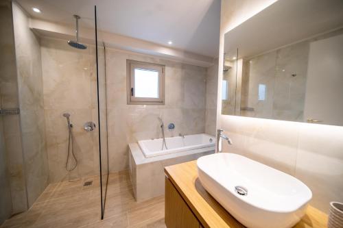 een badkamer met een wastafel en een douche bij Imperial House - Hersonissos Center - Sleeps 8 in Chersonissos