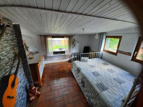 een kamer met een bed en een gitaar erin bij Ferienwohnung-Eldorstal-2-Urlaub-mit-Hund-in-Bad-Harzburg in Bad Harzburg