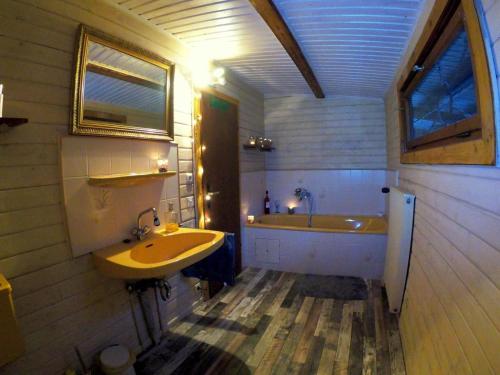 een badkamer met een wastafel en een bad bij Ferienwohnung-Eldorstal-2-Urlaub-mit-Hund-in-Bad-Harzburg in Bad Harzburg