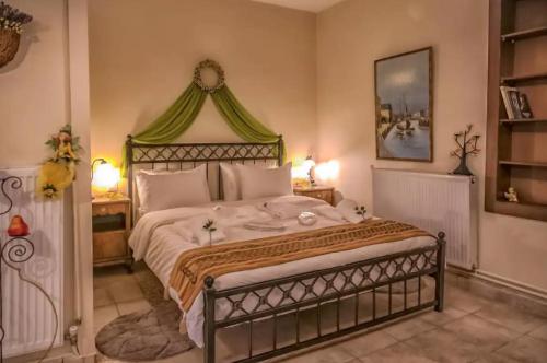 1 dormitorio con 1 cama grande con dosel verde en Orfeas Home/Detached House 74m2,parking&yard, en Volos