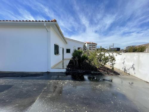 a large white building with a driveway at Casa com ALma in Fátima