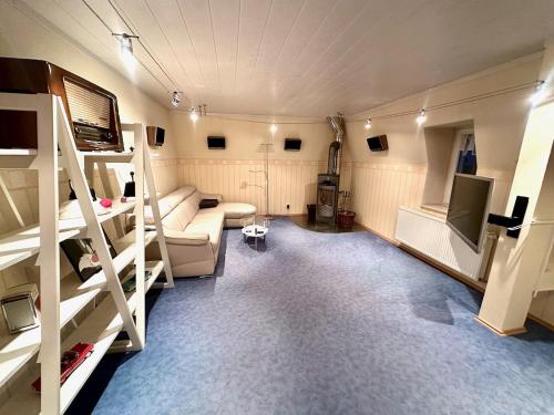 ベルンカステル・クースにあるFerienwohnung Michelsの二段ベッドとリビングルームが備わる客室です。