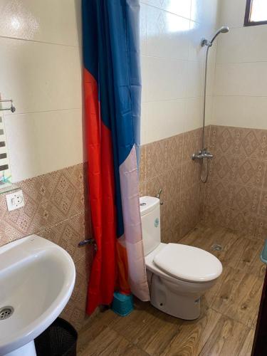 ein Bad mit einem WC und einem Waschbecken in der Unterkunft Appartement vue sur mer Résidence Marsa M’diq in Mʼdik