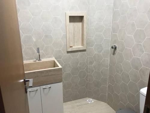 a bathroom with a sink and a toilet at Bangalô em Corais de Carapibus in Conde