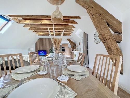 une salle à manger avec une table et des chaises en bois dans l'établissement PARENTHESE - Bagnères-de-Bigorre, à Bagnères-de-Bigorre