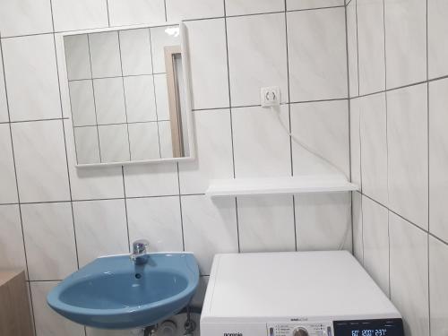 uma casa de banho com um lavatório, um WC e um espelho. em Apartment Ivan em Posusje