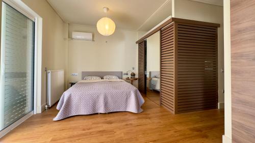 Säng eller sängar i ett rum på Captains 2-Bedroom Suite in Athens Nea Smyrni