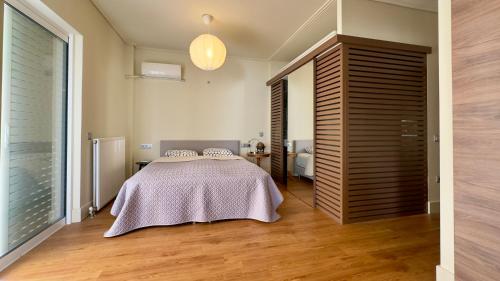 Posteľ alebo postele v izbe v ubytovaní Captains 2-Bedroom Suite in Athens Nea Smyrni
