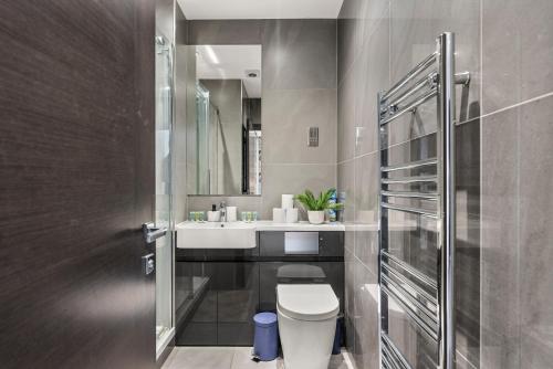 een badkamer met een toilet en een wastafel bij Beautiful Chelmsford Penthouse with Balcony in Chelmsford