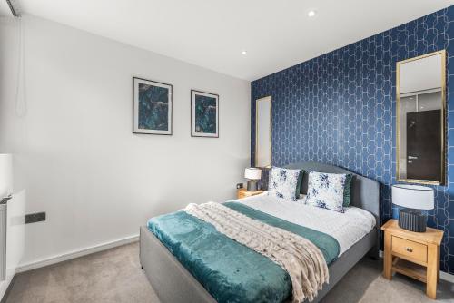 Een bed of bedden in een kamer bij Beautiful Chelmsford Penthouse with Balcony