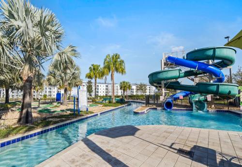un tobogán de agua en una piscina de un complejo en Fabulous Villas 5 minutes away from Disney!, en Kissimmee